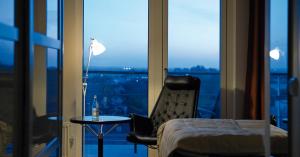 Uma cama ou camas num quarto em First Hotel Planetstaden