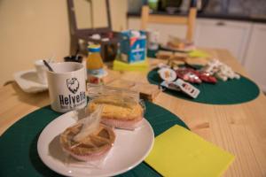 אפשרויות ארוחת הבוקר המוצעות לאורחים ב-Helvetia Bed & Breakfast
