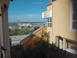 einen Balkon eines Gebäudes mit Meerblick in der Unterkunft Apartment Tičić in Povljana