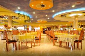 a restaurant with tables and chairs in a room at KAKTUS Hotel Kaktus Albir in Albir