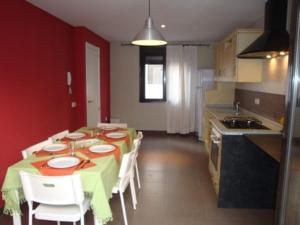 a kitchen with a table with a green table cloth at El Retiro de la Mancha in Consuegra