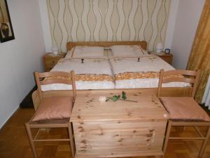 a bed with two chairs and a wooden table at Ferienwohnung Janke in Nossen