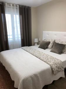 ein Schlafzimmer mit einem großen weißen Bett und einem Fenster in der Unterkunft Apartamento Cancun 7 Playa de Gandía in Playa de Gandia