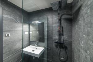 A bathroom at PR1MO Apartmanok