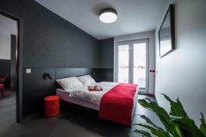 A bed or beds in a room at PR1MO Apartmanok