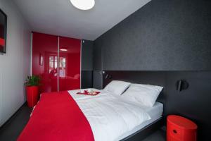 A bed or beds in a room at PR1MO Apartmanok