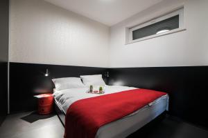 A bed or beds in a room at PR1MO Apartmanok Még 37 kép