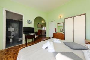 斯塔利格拉德－帕克萊尼采的住宿－VILLA TERRACOTTA STUDIO 1，一间卧室配有一张床,浴室配有电视。