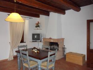 A television and/or entertainment centre at Agriturismo Il Poggiolo