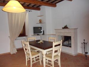 A television and/or entertainment centre at Agriturismo Il Poggiolo