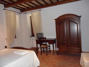 A bed or beds in a room at Agriturismo Il Poggiolo Még 30 kép