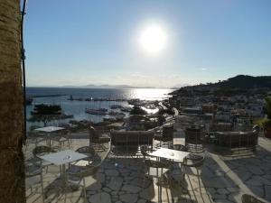 un patio con tavoli, sedie e vista sull'acqua di Hotel Gran Paradiso a Ischia