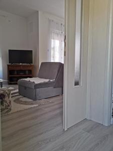Una sala de estar con un sofá y un televisor. en Niksin san, en Trebinje 5 fotos más