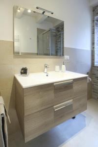 a bathroom with a sink and a mirror at Da nonno in Pezze di Greco