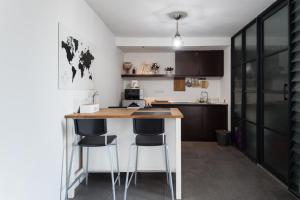 Kuchyň nebo kuchyňský kout v ubytování Petaling Jaya Private Cinema @ JF Home