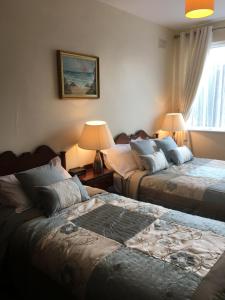 Un pat sau paturi într-o cameră la Chaplins Townhouse