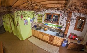 Kuchyňa alebo kuchynka v ubytovaní Holiday Resort Švárny