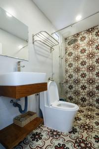 un bagno con un water bianco e un lavandino di Santori Hoi An Villa, 6 BedRooms 11 Beds Private Pool, kitchen and Garden a Hiếu Nhơn