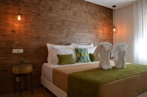 a bedroom with two beds with white towels on them at Domus Graciosa in Ponte de Lima