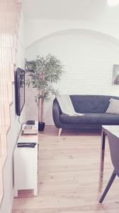 a living room with a bed and a table at Évora Art&Accommodation in Évora