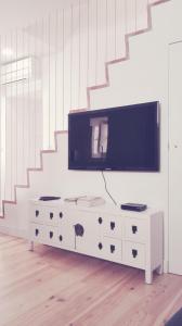 TV a/nebo společenská místnost v ubytování Évora Art&Accommodation