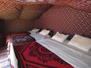 Postel nebo postele na pokoji v ubytování Chegaga Berber Camps