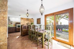 a kitchen and dining room with a table and chairs at VILLA CALMA en Teguise, "Pueblo con Encanto" in Teguise