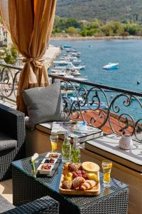 - une table avec un plateau de nourriture sur le balcon dans l'établissement Villa Adria, à Kotor