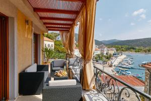 d'un balcon avec des chaises et une vue sur l'eau. dans l'établissement Villa Adria, à Kotor