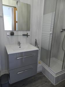 Ένα μπάνιο στο Appartement fort bloqué