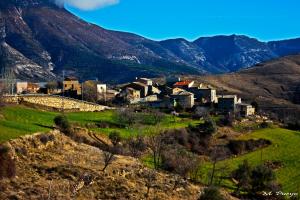 uma aldeia numa colina com montanhas ao fundo em Allotjament Rural Casa Bernat em Sapeira
