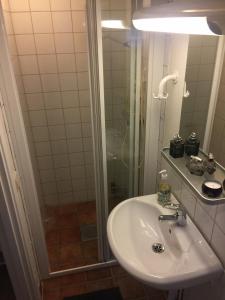 een badkamer met een wastafel en een douche bij Hällestrand Apartment 32 in Strömstad