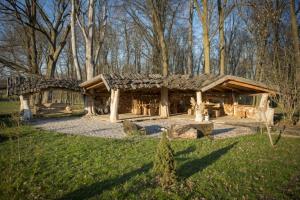 eine große Blockhütte inmitten eines Waldes in der Unterkunft Hobití dom in Spišský Štiavnik