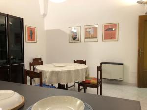 ein Esszimmer mit einem weißen Tisch und Stühlen in der Unterkunft Dimora del '500 -City Apartment San Vito in San Vito dei Normanni