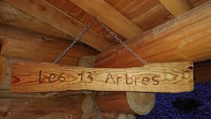 um sinal pendurado no tecto de um quarto em Les Cabanes Du Saleve em Collonges-sous-Salève