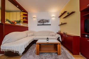 salon z kanapą i stolikiem kawowym w obiekcie Town Square Cippico Apartment w mieście Kaštela