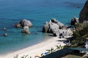 - une plage avec des rochers dans l'eau dans l'établissement Residenza La Vigna, à Parghelia
