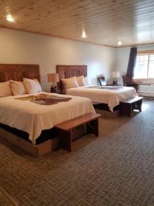 a hotel room with two beds and a window at 406 Lodge at Yellowstone in Gardiner