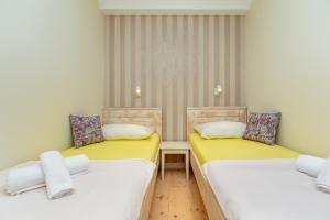 two beds sitting next to each other in a room at Siesta Ragusa in Dubrovnik