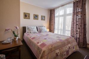Postel nebo postele na pokoji v ubytování Karle Hotel