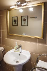 Koupelna v ubytování Karle Hotel