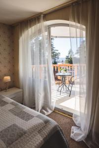 Postel nebo postele na pokoji v ubytování Karle Hotel