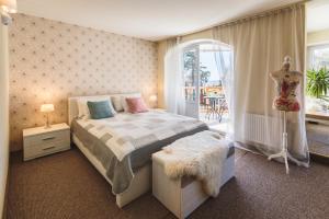 Postel nebo postele na pokoji v ubytování Karle Hotel