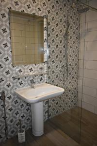 un bagno con lavandino e specchio di Horta D'Alva a Castelo Branco Altre 21 foto