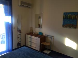 - une chambre avec un lit, une commode et une fenêtre dans l'établissement SANT'ALESSIO BEACH HOLIDAY, à SantʼAlessio Siculo