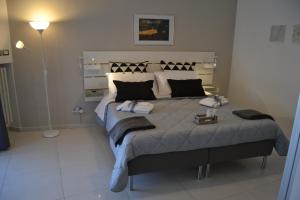 Il profumo dei Sassi Holiday Home في ماتيرا: غرفة نوم بسرير كبير مع وسادتين