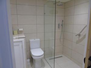 Ένα μπάνιο στο Bond's Cottage Barn +18 φωτογραφίες