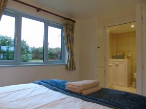 Ένα ή περισσότερα κρεβάτια σε δωμάτιο στο Bond's Cottage Barn