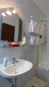Koupelna v ubytování Central Hotel
