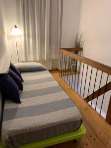 1 dormitorio con 2 camas individuales y escalera en Tre Pini Apartment, en La Spezia